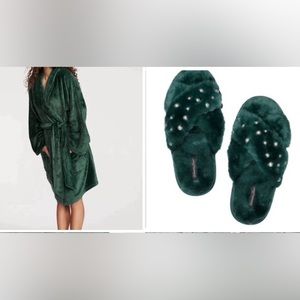 Victoria's Secret XS/S Envious Green Cozy Robe & Matching slippers Size M(7-8)